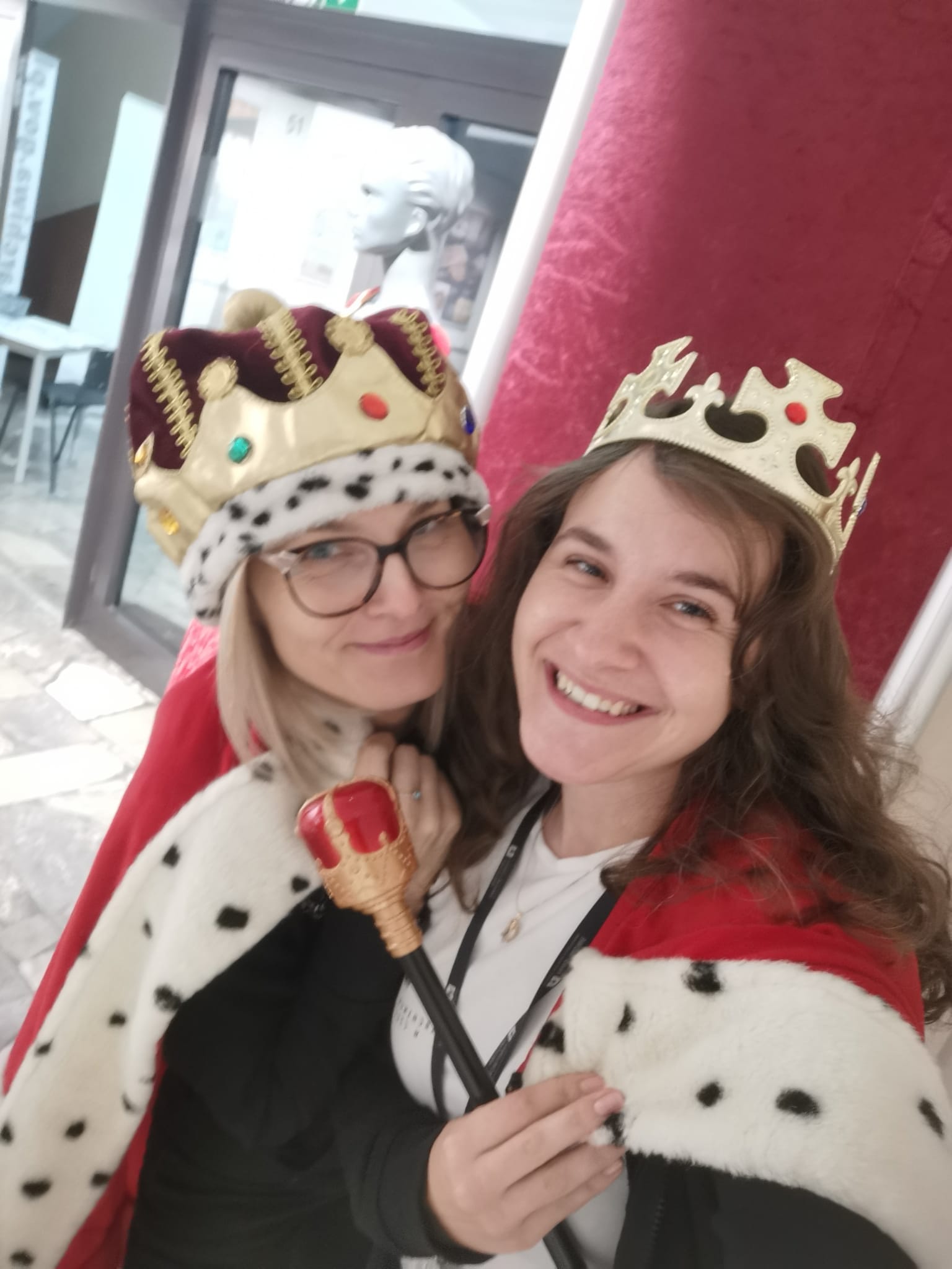 Dwie młode kobiety w strojach królewskich