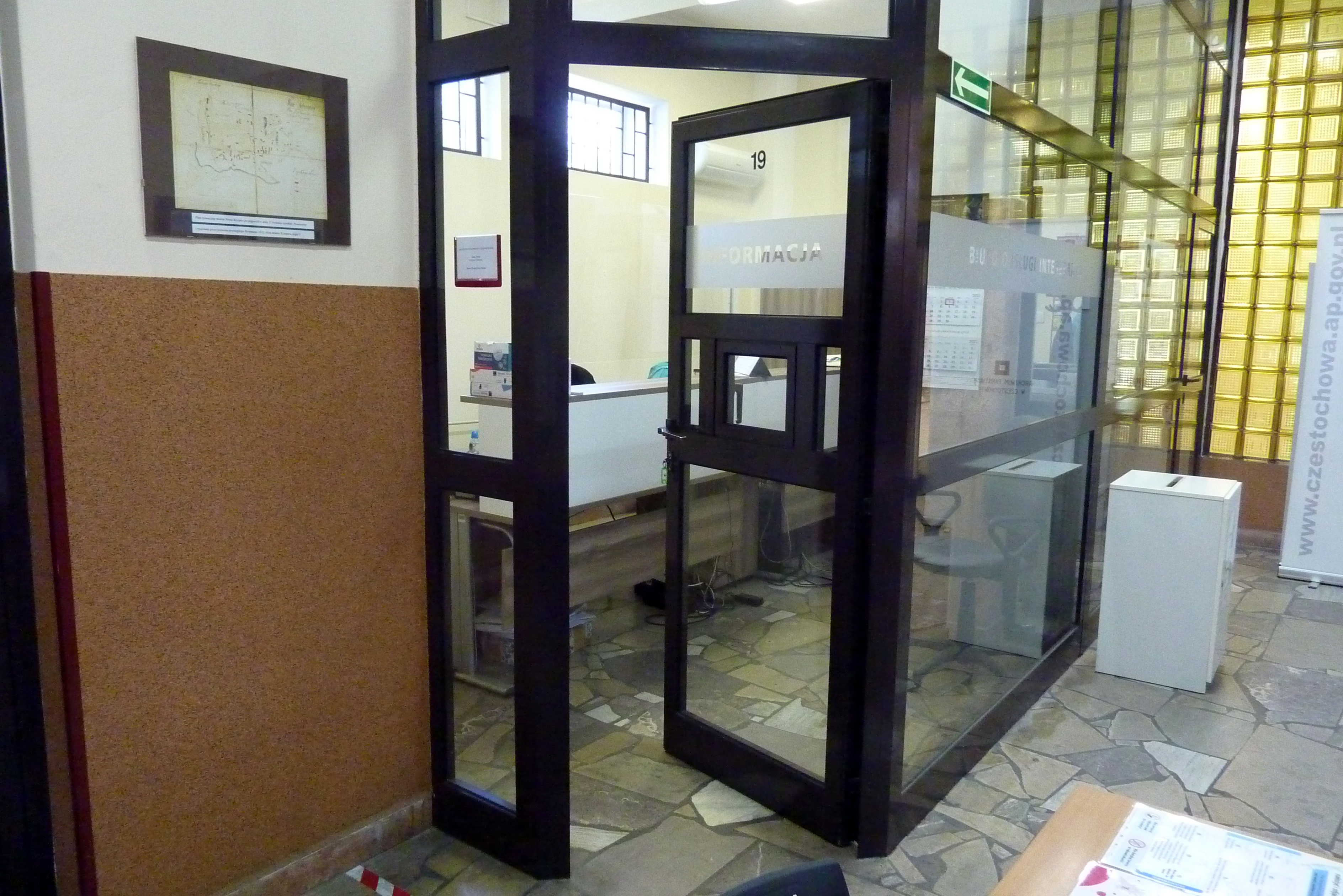 Drzwi do Biura Obsługi Interesanta.