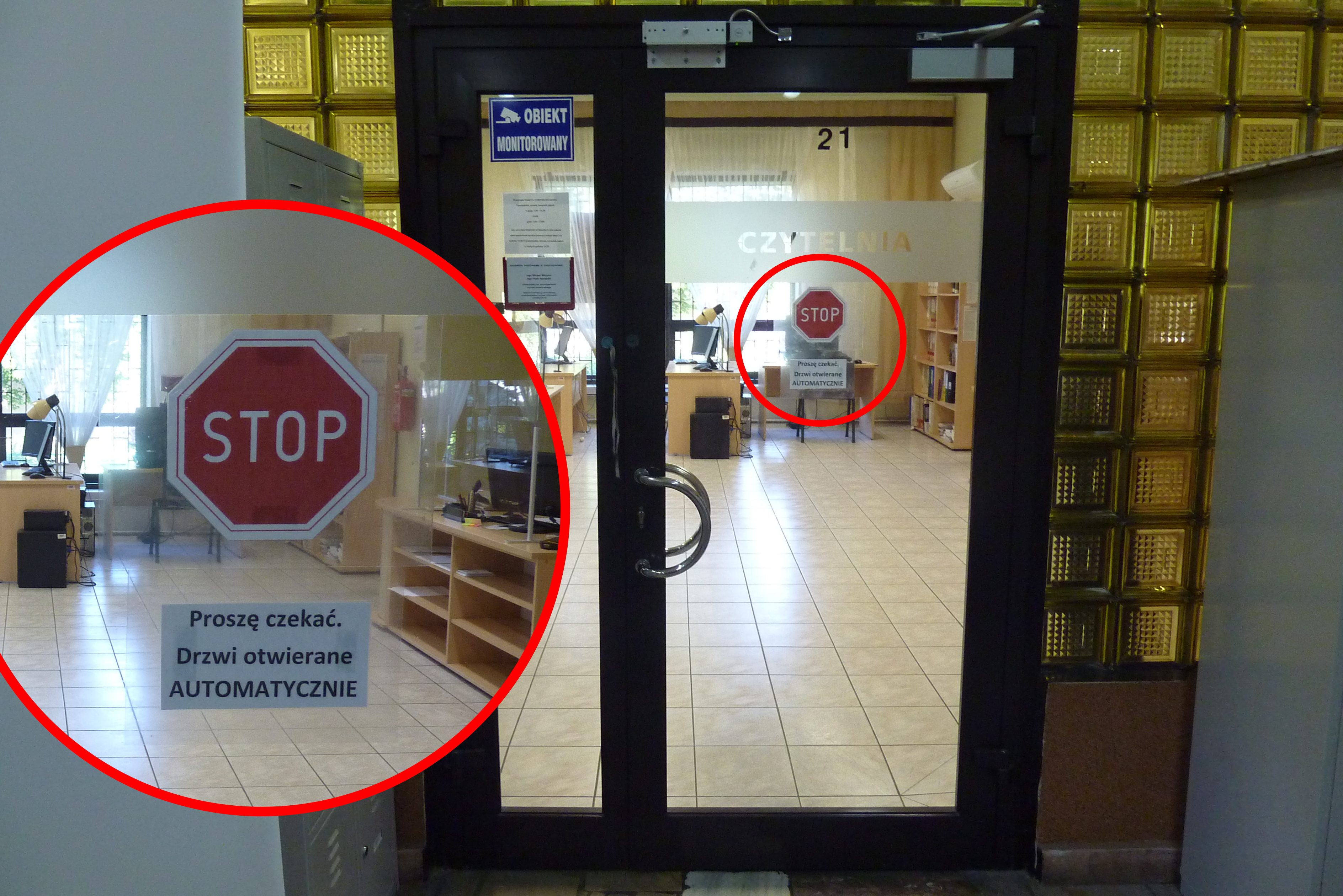 Drzwi do czytelni Akt a informacją, że odblokowuje je pracownik Archiwum.