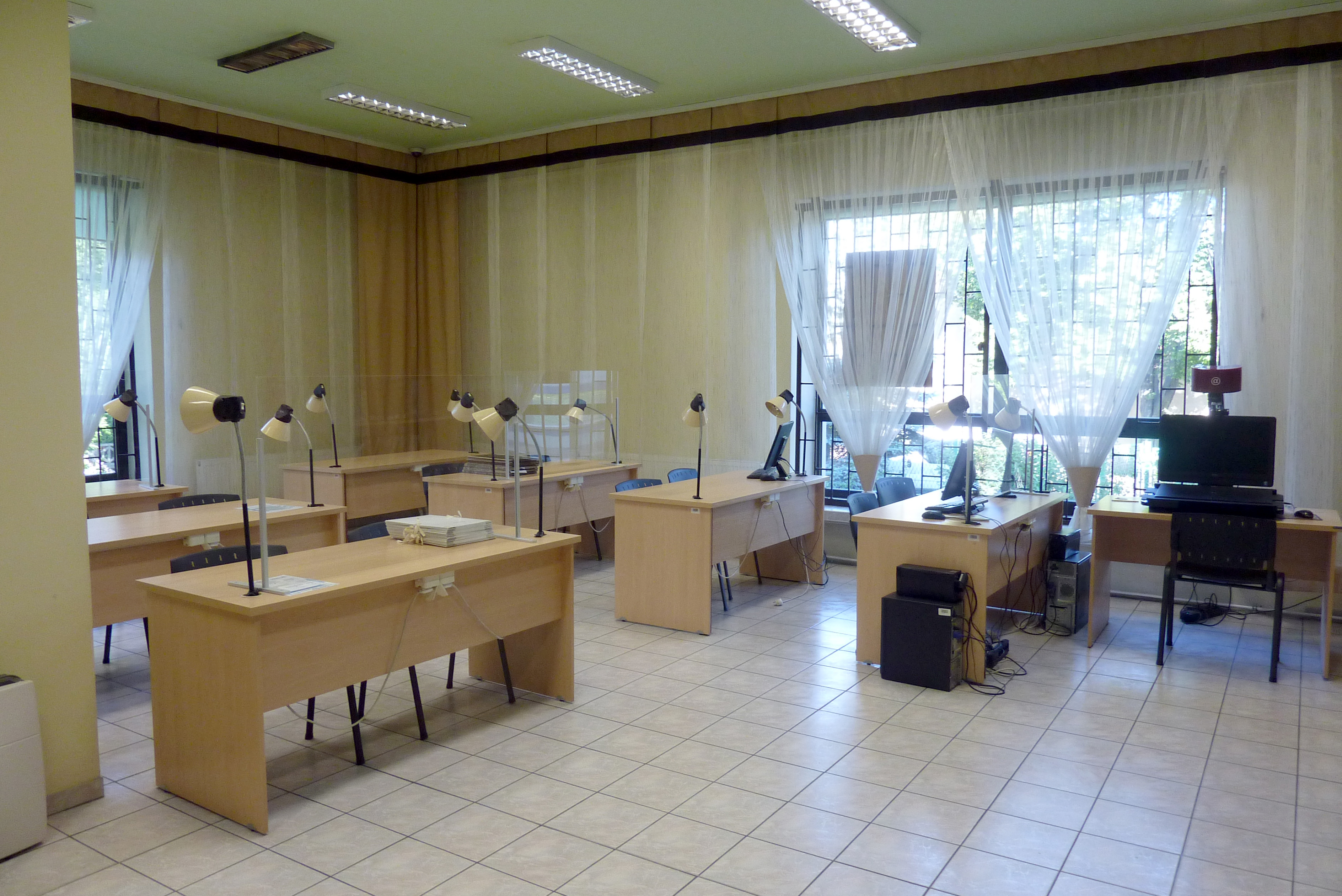 Widok biurek z lampkami oraz skanera do dokumentów przeznaczonego dla gości Archiwum.
