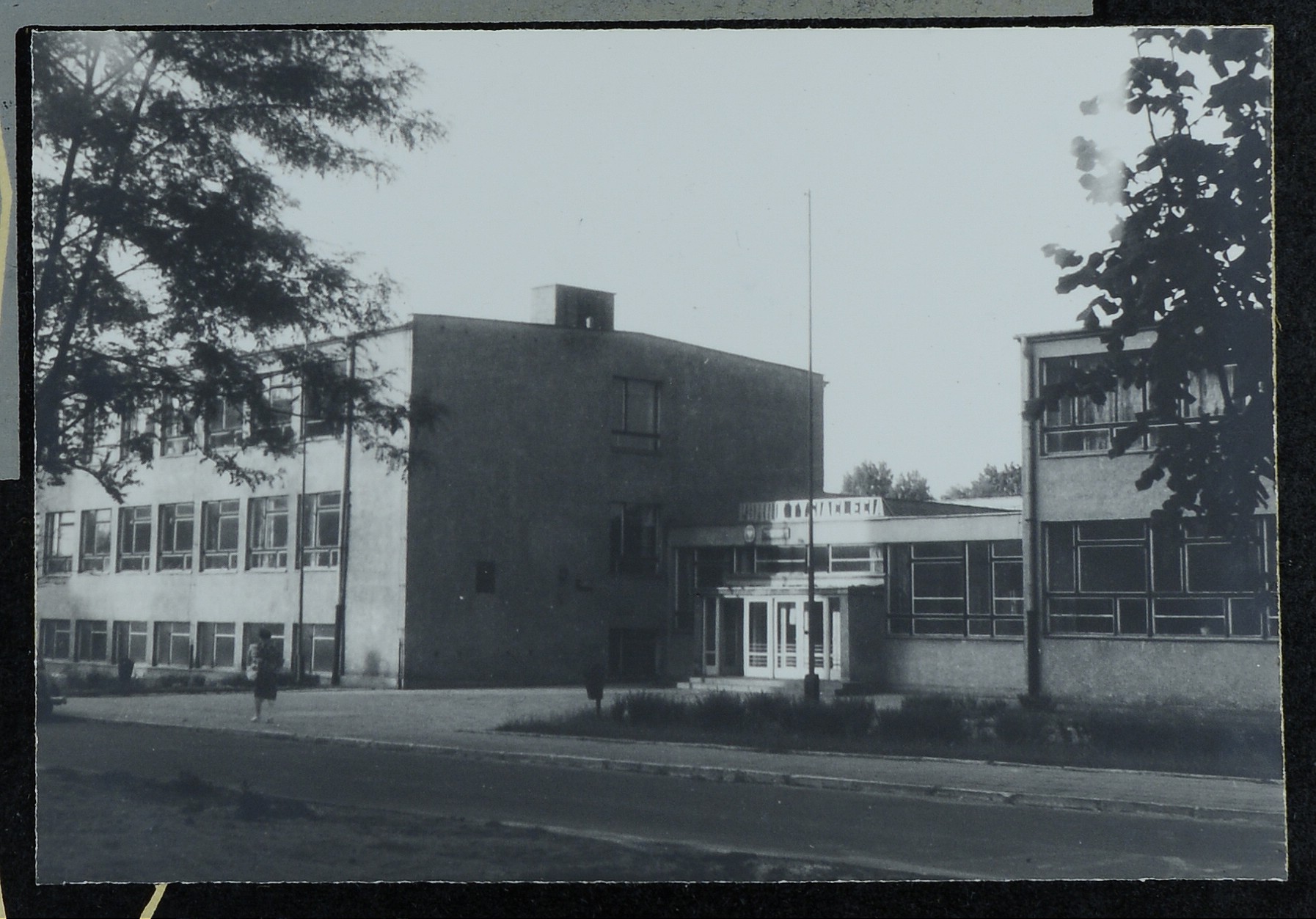 Liceum im. R. Traugutta w Częstochowie, szkoła wybudowana na 1000-lecie w 1963 roku